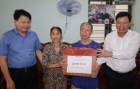 Đồng chí Lê Trung Kiên, Trưởng Ban Quản lý Khu Kinh tế Hải Phòng thăm, tặng quà gia đình người có công tại huyện An Lão