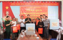 Bộ CHQS thành phố: Thăm, tặng quà gia đình chính sách, các thương binh trên địa bàn huyện Tiên Lãng