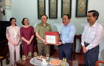 Bí thư Thành ủy Lê Tiến Châu thăm, tặng quà gia đình chính sách tại quận Lê Chân