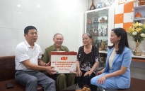 Thiếu tướng Vũ Thanh Chương - Ủy viên Ban thường vụ Thành ủy, Giám đốc CATP thăm, tặng quà gia đình chính sách tiêu biểu tại quận Lê Chân