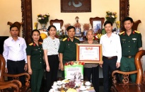 Bộ Chỉ huy Quân sự thành phố: Thăm, tặng quà một số gia đình chính sách trên địa bàn huyện Tiên Lãng