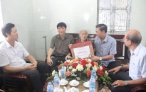 Chủ tịch UBND thành phố đi thăm, tặng quà người có công với cách mạng trên địa bàn quận Dương Kinh