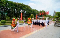 Đoàn đại biểu thành phố dâng hương, dâng hoa tưởng niệm các Anh hùng liệt sỹ và lãnh tụ Nguyễn Đức Cảnh