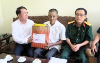 Phó Chủ tịch UBND thành phố Lê Khắc Nam thăm tặng quà các nạn nhân chất độc da cam Dioxin