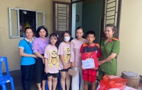 Hội Phụ nữ Công an quận Dương Kinh trao quà tặng trẻ mồ côi và phụ nữ có hoàn cảnh khó khăn trên địa bàn
