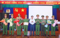 Khen thưởng Công an quận Hồng Bàng về thành tích phá Chuyên án 823C, bắt nhóm cướp đêm
