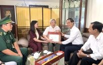 Phó Bí thư Thường trực Thành ủy Đỗ Mạnh Hiến thăm, tặng quà người có công tiêu biểu trên địa bàn quận Lê Chân
