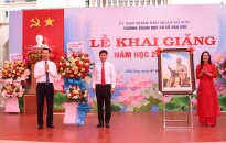 Đồng chí Bùi Đức Quang, Phó Chủ tịch HĐND thành phố dự lễ khai giảng tại Trường THCS Vạn Sơn