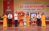 Đồng chí Đặng Bá Cường, Trưởng Ban Nội chính Thành ủy dự khai giảng tại trưởng tiểu học Lê Hồng Phong, quận Ngô Quyền