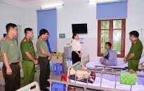 Các đồng chí lãnh đạo Thành đoàn và Phòng Cảnh sát PCCC và CNCH CATP thăm, tặng quà chiến sĩ bị thương trong vụ cháy xưởng phế liệu tại quận Kiến An