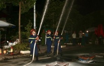 Diễn tập phương án chữa cháy, cứu nạn cứu hộ tại tổ liên gia an toàn PCCC số 6, phường Hải Thành (quận Dương Kinh)