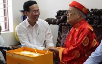 Chủ tịch nước Võ Văn Thưởng thăm, tặng quà người cao tuổi tại phường Vĩnh Niệm, quận Lê Chân