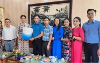 Công đoàn ngành Giáo dục Hải Phòng thăm, tặng quà nữ nhà giáo, người lao động nhân kỷ niệm Ngày Phụ nữ Việt Nam 