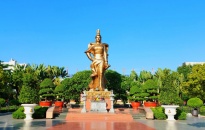 Bên tượng đài Nữ tướng Lê Chân