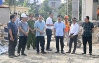 Phó Chủ tịch UBND thành phố Lê Khắc Nam kiểm tra thực địa các công trình xây mới, nâng cấp Trạm y tế trên địa bàn thành phố