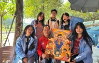 Nhóm học sinh Trường THPT Chuyên Trần Phú tặng “Món quà đặc biệt” tới VĐV Paralympic Lê Văn Công 