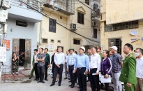 Phó Chủ tịch UBND thành phố Nguyễn Đức Thọ kiểm tra việc tháo dỡ lồng sắt, chuồng cọp tại các chung cư và nhà ở riêng lẻ