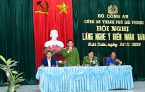Đại tá Bùi Trung Thành - Phó Giám đốc CATP lắng nghe ý kiến Nhân dân về lực lượng Công an cơ sở tại xã Việt Tiến (Vĩnh Bảo)