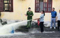 Xã Ngũ Đoan (huyện Kiến Thụy): Tập huấn PCCC &CNCH, trao tặng bình chữa cháy cho hộ nghèo 