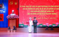 Đảng ủy CATP trao Huy hiệu 30 năm tuổi Đảng tới Đại tá Lê Nguyên Trường, Phó Giám đốc CATP