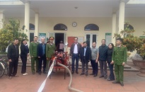 Trao tặng 200 bình chữa cháy cho người dân tại xã Tam Hưng (Thủy Nguyên)