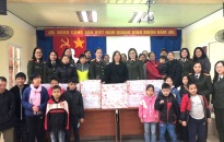 Hội phụ nữ Phòng An ninh chính trị nội bộ - CATP:  Thăm, tặng quà các em nhỏ Làng nuôi dạy trẻ mồ côi Hoa Phượng