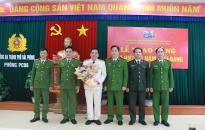 Phòng Cảnh sát QLHC về TTXH, CATP: Trao Huy hiệu 30 năm tuổi Đảng tặng Thượng tá Nguyễn Đăng Quang