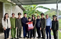 Chuyên đề An ninh Hải Phòng tổ chức chương trình Tết ấm yêu thương tại tỉnh Cao Bằng