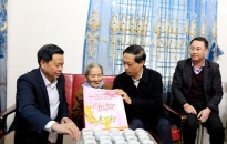 Đồng chí Phó bí thư Thường trực Thành uỷ Đỗ Mạnh Hiến thăm, tặng quà gia đình chính sách, hộ nghèo 