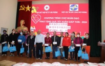 Hội Chữ thập đỏ thành phố trao tặng 200 suất quà cho người dân có hoàn cảnh khó khăn