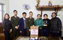 Chuyên đề An ninh Hải Phòng tặng quà các gia đình có hoàn cảnh khó khăn tại xã Đại Bản, huyện An Dương
