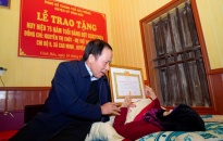 Bí thư Thành ủy Lê Tiến Châu trao Huy hiệu 75 năm tuổi Đảng cho Mẹ Việt Nam anh hùng Nguyễn Thị Chút tại huyện Vĩnh Bảo