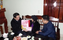 Đồng chí Bùi Đức Quang, Phó chủ tịch HĐND thành phố thăm và tặng quà Tết