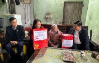 Đồng chí Lê Trung Kiên, Trưởng Ban Quản lý Khu Kinh tế thăm, tặng quà, chúc Tết gia đình chính sách, hộ nghèo tại huyện An Lão  