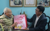 Phó Chủ tịch UBND thành phố Lê Khắc Nam thăm tặng quà các gia đình chính sách nhân dịp Tết Nguyên đán Giáp Thìn 2024