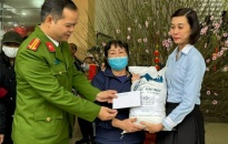 Công an phường Thượng Lý tặng quà tết cho 50 hộ gia đình có hoàn cảnh khó khăn