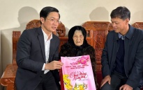 Đồng chí Phạm Văn Lập, Chủ tịch HĐND thành phố thăm và chúc Tết các gia đình chính sách, hộ nghèo