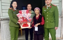 Công an phường Hưng Đạo (quận Dương Kinh): Tổ chức thăm hỏi, tặng quà các gia đình có hoàn cảnh khó khăn dịp Tết Nguyên đán