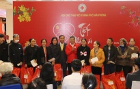 Hội Chữ thập đỏ thành phố trao tặng trên 500 suất quà cho người dân các quận Ngô Quyền, Hồng Bàng, Lê Chân