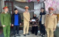 Đoàn thanh niên Công an quận Dương Kinh tổ chức thăm, tặng quà một số gia đình có hoàn cảnh khó khăn tại phường Hải Thành