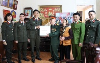 Đại tá Phạm Viết Dũng - Phó Giám đốc CATP thăm, tặng quà tri ân Dũng sĩ Cát Bi