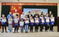 Chi đoàn Phòng An ninh điều tra - CATP thăm, tặng quà 20 học sinh nghèo vượt khó tại xã Hữu Bằng, huyện Kiến Thụy