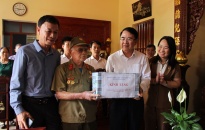 Phó Chủ tịch UBND thành phố Lê Khắc Nam thăm, tặng quà các cá nhân, gia đình người có công tại huyện An Lão