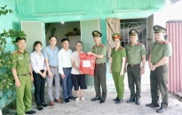 Công an quận Đồ Sơn thăm, tặng quà gia đình các chiến sỹ Điện Biên 