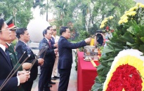Đoàn đại biểu lãnh đạo thành phố dâng hương tưởng niệm các Anh hùng liệt sỹ và đồng chí Nguyễn Đức Cảnh