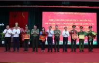 Phó Chủ tịch UBND thành phố Lê Khắc Nam khen thưởng các đơn vị có thành tích trong đấu tranh với tội phạm trên không gian mạng