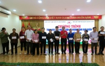 Hội Chữ thập đỏ thành phố trao quà nhân Tháng Nhân đạo năm 2024 trên địa bàn quận Dương Kinh