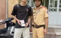 Anh Lê Ngọc Quân cảm ơn cán bộ, chiến sĩ Đội CSGT-TT, Công an quận Hồng Bàng