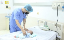 Nhân viên y tế Bệnh viện Trẻ em Hải Phòng kịp thời cấp cứu trường hợp  trẻ sơ sinh ngừng thở, ngừng tim