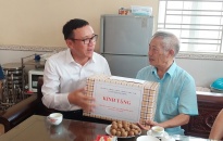 Đồng chí Đào Trọng Đức, Trưởng Ban Tổ chức Thành ủy thăm, tặng quà gia đình chính sách, người có công tại huyện Vĩnh Bảo